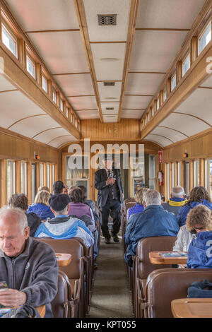 Die Passagiere auf den White Pass und Yukon Route Eisenbahn, die von Skagway, Alaska, USA, Carcross, Yukon, Kanada reisen Stockfoto
