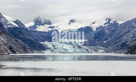 Johns Hopkins Gletscher, einer 12 km langen Gletscher, die ins Meer abfallen, im Glacier Bay National Park, Teil von Alaskas Inside Passage Stockfoto