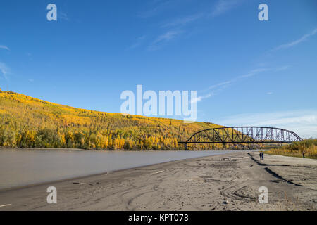Die Mears Memorial Bridge im Herbst (Herbst) auf der Alaska Railroad überspannt die Tanana River bei Nenana in Alaska, USA Stockfoto