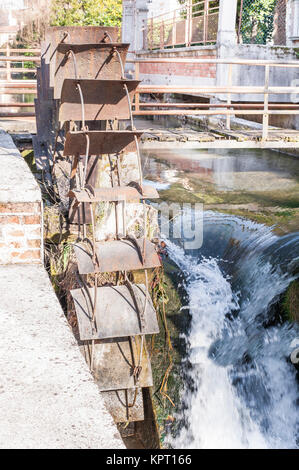 Alten Eisenrad eine Wassermühle. Ruine einer Wassermühle. Stockfoto