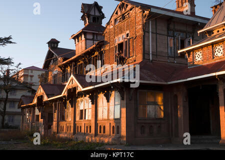 Zwei junge indische Männer sitzen und den Sonnenuntergang von der verlassenen Bantony Schloss in Shimla, Indien beobachten Stockfoto