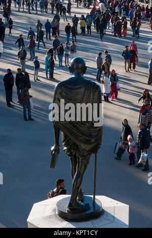 Mahatma Gandhi Statue oben Menschenmenge auf dem Grat in Shimla, Indien Stockfoto