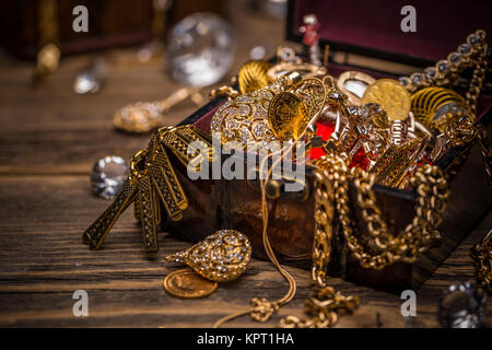 Hölzerne Schmuck Box Stillleben auf Vintage Holz-Hintergrund Stockfoto