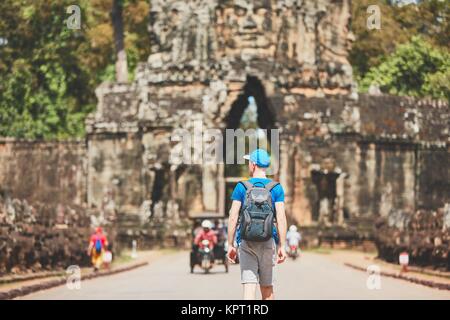 Reisende in die alte Stadt. Junger Mann mit Rucksack zu antiken Denkmäler kommen. Siem Reap, Kambodscha Stockfoto