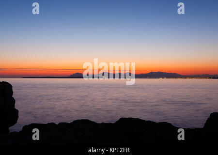 Sonnenuntergang von Cap d'Antibes, Frankreich. Cannes Küste. Schöne französische Landschaft Stockfoto