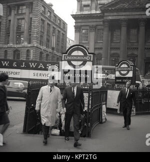 1950, London, Stadt zwei Herren tragen Bowler Hüte aus der engen Ausfahrt Bank U-Bahnhof in der City von London, England, UK entstehen. Stockfoto