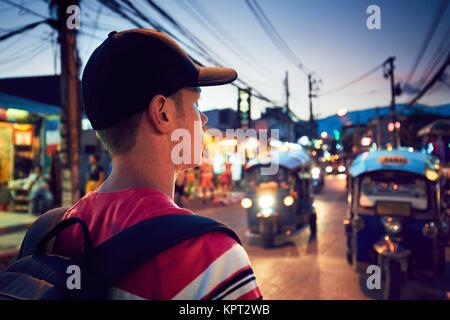 Junge Mann zu Fuß auf der Straße voller Geschäfte - Chiang Mai, Thailand Stockfoto