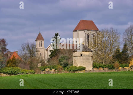 Romanische Kirche in Saint Thibault Burgund, Frankreich - romanische Kirche von Saint Thibault in Burgund, Frankreich Stockfoto