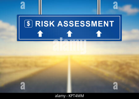 Risiko Assessment Wörter auf blauen Schild mit unscharfen Hintergrund Stockfoto