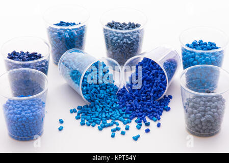 Eine Vielzahl von verschiedenen farbigen blauen Polymerharzen auf Weiß Stockfoto