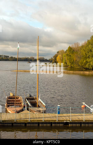 Zwei kleine Segelboote im Hafen festgemacht an der Weichsel in der polnischen Stadt Torun Polen Stockfoto