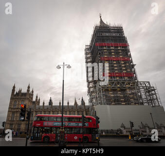 Big Ben und der Westminster Parlament Gebäude mit Gerüst für die Sanierung Programm gesehen Stockfoto