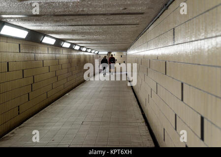 Mann und Frau im Sommer Bekleidung Spaziergang durch eine Fußgängerzone u-bahn mit Beleuchtung Stockfoto