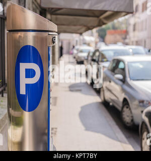 Maschine Parken auf einer Stadtstraße Stockfoto