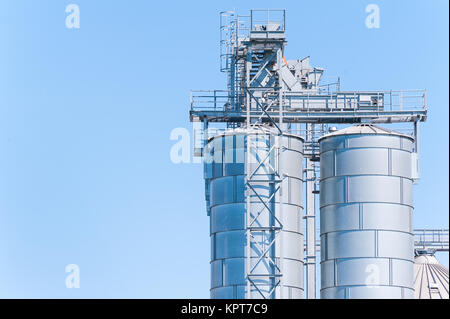 Lagerung Anlage Getreide und Erzeugung von Biogas; Silos und Trocknung Türme Stockfoto