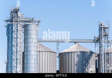 Lagerung Anlage Getreide und Erzeugung von Biogas; Silos und Trocknung Türme Stockfoto