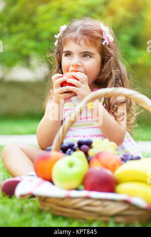 Kleines Mädchen einen Apfel essen Stockfoto