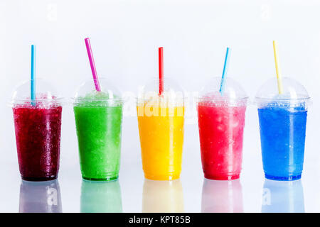 Panoramablick auf die Stillleben von bunten gefrorene Früchte Granita Slush Drinks in Kunststoff Take-Away Becher mit Deckel und Trinkhalme vor weißem Hintergrund Stockfoto