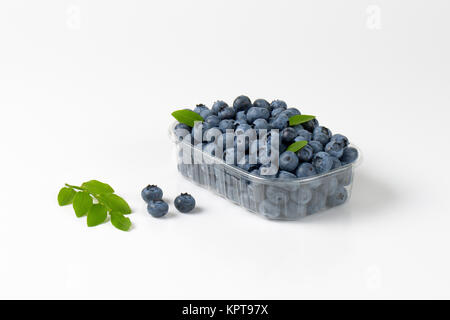 Heidelbeeren im Container Stockfoto