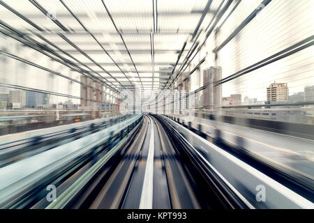 Bewegungsunschärfe der Zug in Bewegung im Tunnel in Tokio Stockfoto