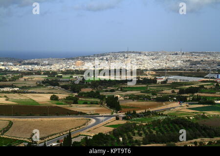 Sonnige Aussicht auf Felder aus Turm von Mdina, Malta. Stockfoto