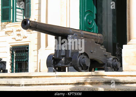 Kanone vor Auberge de Castille Stockfoto