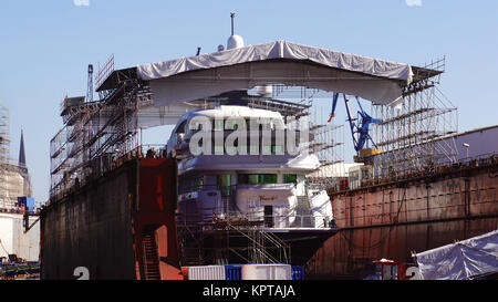 HAMBURG, DEUTSCHLAND - 8. März, 2014: Schwimmdock in der Elbe, Hamburger Hafen. Der Hafen, Gütertransporte und die Werften sind die wichtigsten Arbeitgeber in Hamburg. Hamburg ist der wichtigste Hafen in Deutschland Stockfoto