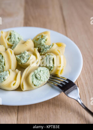 Gefüllte lumaconi mit Käse Stockfoto