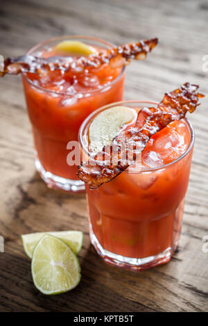 Zwei Gläser Bloody Mary mit Speck Speckscheiben Stockfoto