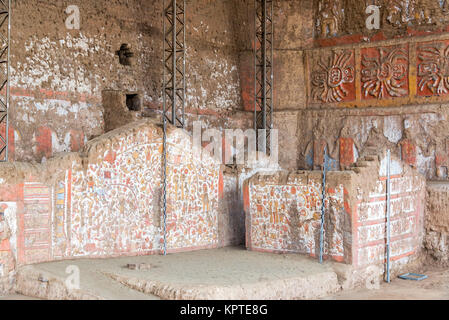 Alte bunte Wandgemälde im Huaca De La Luna in Trujillo, Peru Stockfoto