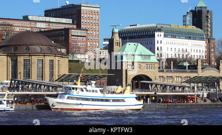 HAMBURG, DEUTSCHLAND - 8. März, 2014: Landungsbrücken, mit Kuppel aus dem Alten Elbtunnel Stockfoto