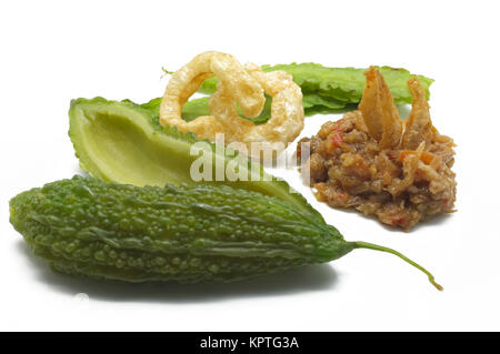 Fügen Sie Garnelen Chili-Sauce mit Gemüse und knusprigem Schweinefleisch, Thai traditionelle Speisen Stockfoto