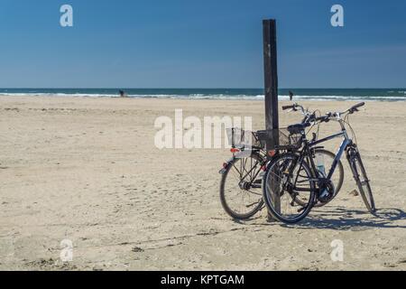 Fahrräder am Strand Stockfoto