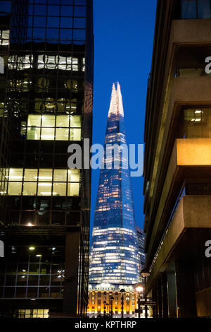 Blick auf den Shard nachts zwischen zwei modernen Wolkenkratzern, London, UK Stockfoto