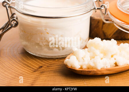 Bio probiotische Milch Kefirkörner Stockfoto