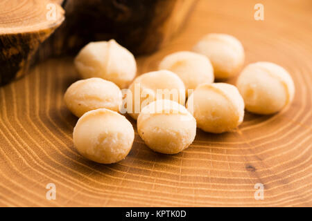 Gerösteten Macadamia-Nüssen auf rustikalen hölzernen Hintergrund Stockfoto