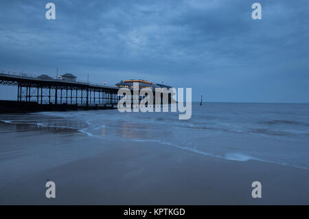 Bewölkt Cromer Pier II. Stockfoto