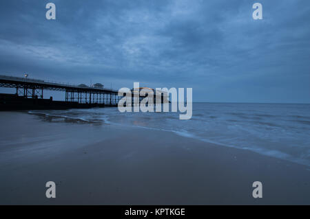 Bewölkt Cromer Pier Stockfoto