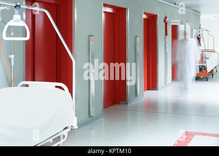 Flur mit unscharfem Arzt in Helvetica und Heben rot im Krankenhaus Stockfoto