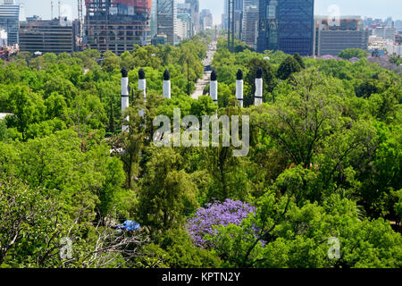 Blick auf die Paseo de la Reforma Avenue und das Ninos Heroes Monument in Mexico City, D.F., Mexiko Stockfoto