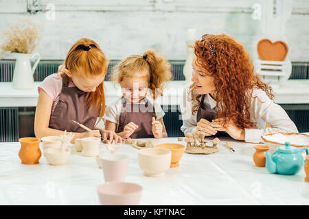 Redhead Mutter und Kind Tochter zu Hause aus Ton geformt und zusammen spielen Stockfoto