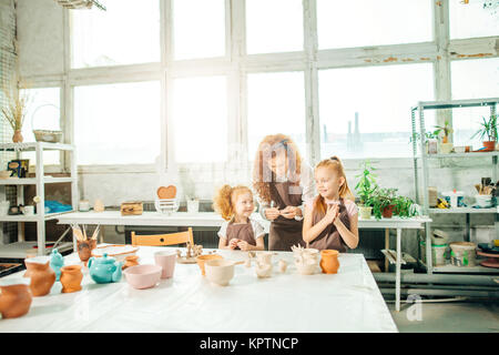 Redhead Mutter und Kind Tochter zu Hause aus Ton geformt und zusammen spielen Stockfoto