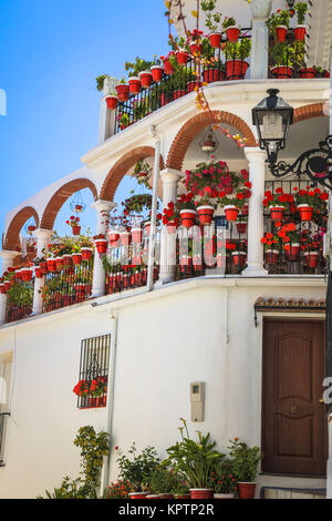 Straße mit Blumen in der Stadt Mijas, Spanien Stockfoto