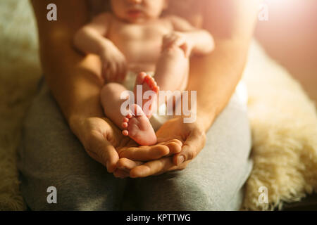 Baby Fuß in der Mutter. Die neugeborenen Babys Füße auf Händen Stockfoto