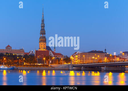 Altstadt und Fluss Daugava in der Nacht, Riga, Lettland Stockfoto