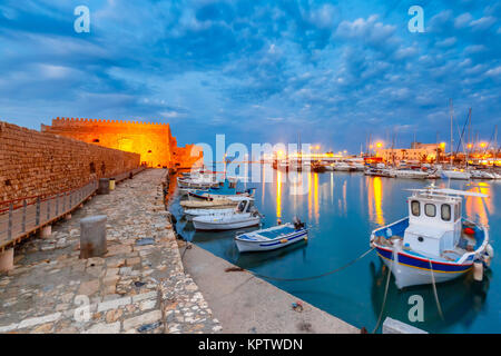 Nacht alten Hafen von Heraklion, Kreta, Griechenland Stockfoto