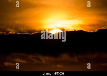 Sonnenuntergang mit Wolken über Wolken Stockfoto