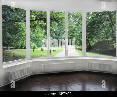 Fenster mit Blick auf den Stadtpark Stockfoto