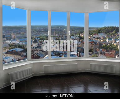 Moderne Fenster mit Aussicht von Lemberg von oben Stockfoto