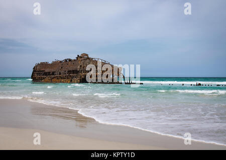 Rost bleibt der Cabo de Santa Maria, die in 1968 auf Atlanta Strand (Praia de Atalanta), Boa Vista Kap Verde November 2017 Schiffbruch erlitt Stockfoto